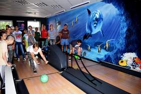 Pokaż zdjęcie: Zajęcia na kręgielni w ramach projektu pn.: „Jesteśmy - Wspieramy – program aktywizacji osób niepełnosprawnych w powiecie pleszewskim oraz gostyńskim”