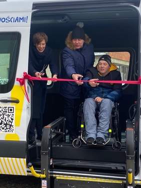 Pokaż zdjęcie: Uroczystość przekazania busa z dofinansowaniem ze środków PFRON dla podopiecznych Centrum Południowa, z udziałem Anny Skupień, dyrektor Oddziału Wielkopolskiego PFRON