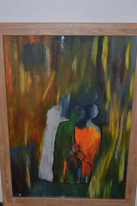 Pokaż zdjęcie: Namalowane sylwetki przytulonych pięciu osób, większych i mniejszych. Zarysy czterech postaci są w kolorach żółto-pomarańczowo-zielono-niebieskich. Jedna postać jest biała.