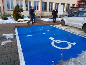 Pokaż zdjęcie: Utworzono również miejsce parkingowe dla osób z niepełnosprawnościami.
