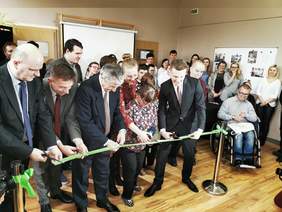 Pokaż zdjęcie: Uroczyste przecięcie wstęgi