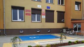 Pokaż zdjęcie: Widoczne nowe miejsce parkingowe przy budynku PUP