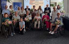Pokaż zdjęcie: Laureaci z wyróżnionymi