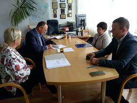 Wójt Gminy Iwierzyce wraz ze Skarbnikiem podpisuje umowę w siedzibie Oddziału