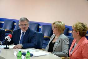 Pokaż zdjęcie: Marta Mordarska, Dyrektor Małopolskiego Oddziału PFRON w obecności Wiceminister Józefy Szczurek-Żelazko podpisuje umowy w ramach Programu Wyrównywania Różnic Między Regionami III w Powiecie Tarnowskim