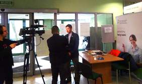 Pracownik Kujawsko- Pomorskiego Oddziału PFRON udziela wywiadu TV Toruń