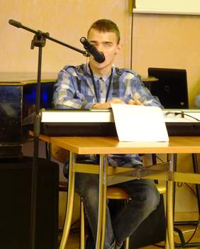 Czytanie listu przez absolwenta ośrodka napisanego metodą L. Braille'a