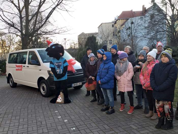grupa dzieci stojących na chodniku