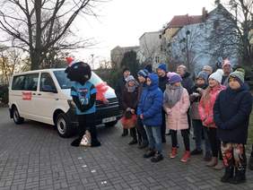 grupa dzieci stojących na chodniku