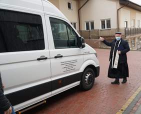 Ksiądz dokonuje poświęcenie pojazdu