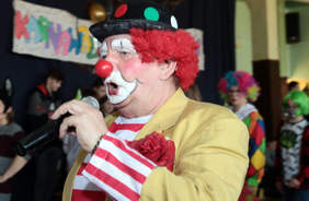 Pokaż zdjęcie: Wodzirejem na tym niezwykłym balu był Clown