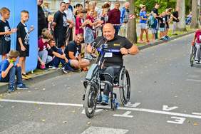 Pokaż zdjęcie: Zawodnik na handbike'u na mecie Biegu