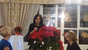 Pokaż zdjęcie: Dyrektor Beata Bugajska wręcza nagrodę Prezydenta Miasta