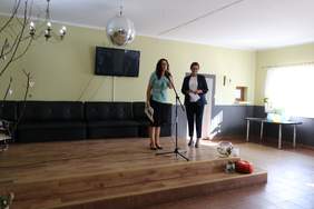 Pokaż zdjęcie: 20-lecie ŚDS w Rajkowach - gratulacje składa Katarzyna Weremko - Dyrektor ROPS  UMWP  