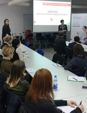 Pokaż zdjęcie: Przywitanie uczestników szkolenia pt.: „Niepełnosprawny sprawny w pracy” przez Annę Skupień, dyrektora Oddziału Wielkopolskiego PFRON