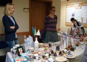 Pokaż zdjęcie: Kiermasz bożonarodzeniowy uczestników Warsztatów Terapii Zajęciowej z Rydzyny