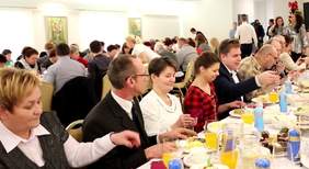 Pokaż zdjęcie: Uczestnicy Wigilijnego Spotkania Ostrowskich Spółdzielni Inwalidów