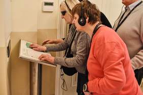 Pokaż zdjęcie: Ekspozycja w Muzeum Narodowym Rolnictwa i Przemysłu Rolno-Spożywczego w Szreniawie dla osób z wadą wzroku