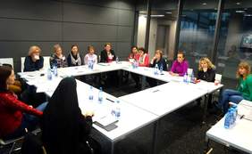 Pokaż zdjęcie: Warsztaty prowadzone podczas Forum przez s. Grażynę Koźlik, kierownika WTZ w Szamotułach