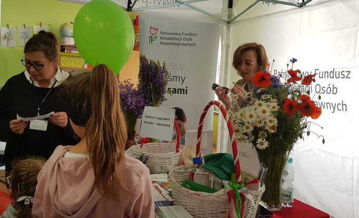 Pokaż zdjęcie: Dzieci biorące udział w konkursach zorganizowanych przez Oddział Wielkopolski PFRON z zagadnień poruszających tematykę niepełnosprawności