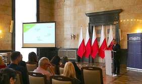 Pokaż zdjęcie: Dyrektor Śląskiego Oddziału PFRON Jan Wroński przemawia przed siedzącymi uczestnikami konferencji