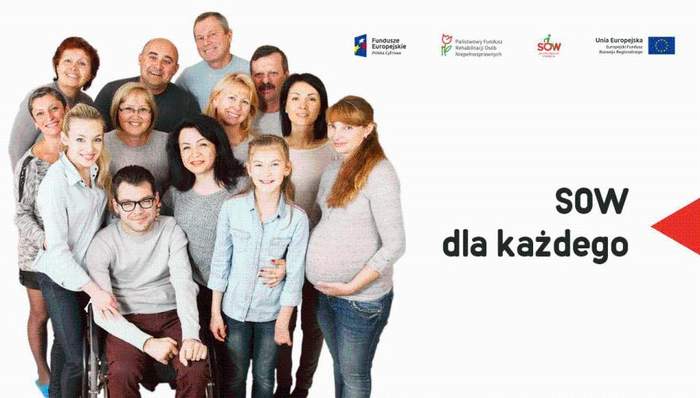 Fotografia grupy ludzi, napis SOW dla każdego, logotypy Funduszy Europejskich, PFRON, Systemu SOW, flaga Unii Europejskiej