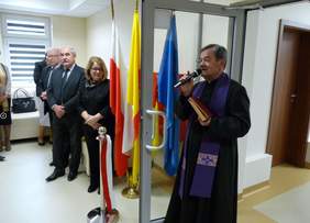 Pokaż zdjęcie: uroczystości z oficjalnego otwarcia Domu Pomocy Społecznej w Wiśniowej Górze