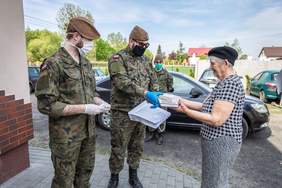 Pokaż zdjęcie: W Toruniu zainicjowana została akcja zbierania książek, które następnie trafiają do seniorów