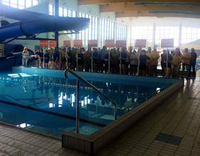 Uczestnicy zawodów ustawieni z tablicami danych WTZ-ów