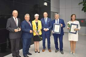 uczestnicy gali, 6 osób stojących, uśmiechają się