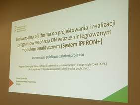 slajd prezentacja z napisem: uniwersalna platforma do projektowania, prezentacja publiczna (...) i realizacji programów wsparcia osób niepełnosprawnych wraz ze zintegrowanym modułem analitycznym