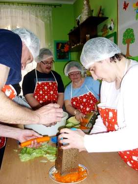 Uczestnicy zajęć podczas treningu kulinarnego