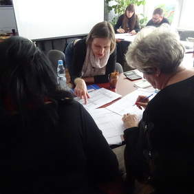Pokaż zdjęcie: Uczestnicy szkolenia pracowali na papierowych wersjach sprawozdania