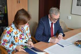 Pokaż zdjęcie: Porozumienie podpisała Dyrektor ZUS w Olsztynie - Karina Podlaszewska oraz Dyrektor Warmińsko-Mazurskiego Oddziału PFRON - Janusz Surmacz
