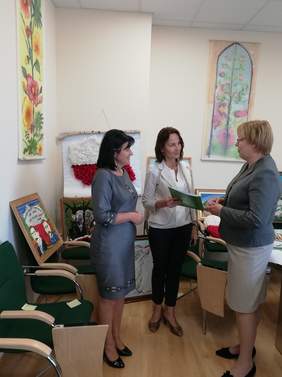 Pokaż zdjęcie: Przekazanie umowy w ramach programu "Stabilne zatrudnienie" Dorocie Żak Dyrektor PSSE w Brzesku