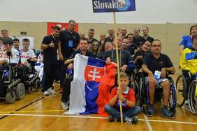 Pokaż zdjęcie: Prezentacja drużyn podczas ceremonii otwarcia Europejskich zawodów Bocci w Poznaniu