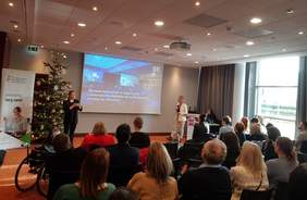 Pokaż zdjęcie: Wystąpienie Natalii Marciniak-Madejskiej z SENSE consulting podczas konferencji pt. „Wizja - Wiedza - Wsparcie czyli WWW o dostępności przestrzeni społecznej”