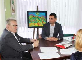 Pokaż zdjęcie: Podpisanie umowy z Grzegorzem Kondrackim Dyrektorem ds. Produkcji As-Babuni Sp. z o.o.