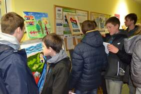 Pokaż zdjęcie: Oglądanie wystawy XV Konkursu "Sztuka Osób Niepełnosprawnych"