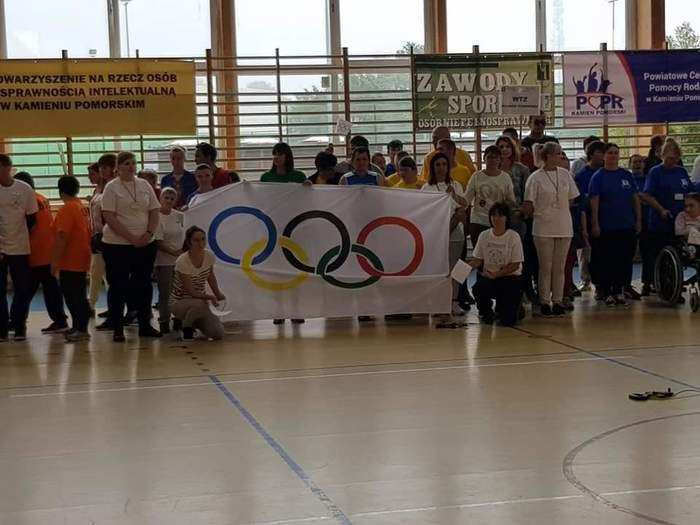 Pokaż zdjęcie: Uczestnicy z flagą olimpijską