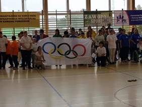 Pokaż zdjęcie: Uczestnicy z flagą olimpijską