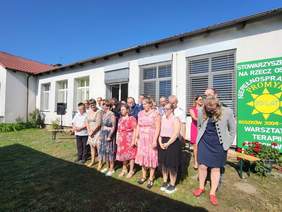 Pokaż zdjęcie: Występ uczestników WTZ - taniec i śpiew