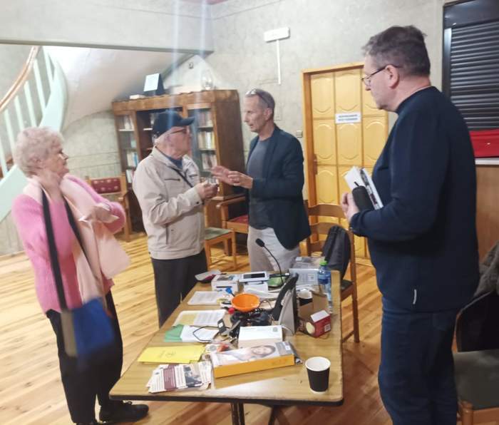 Pokaż zdjęcie: Nas stole widać sprzęt wspierający