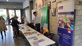 Pokaż zdjęcie: Stoiska informacyjne w holu