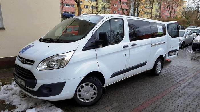 Pokaż zdjęcie: Mikrobus w kolorze białym prezentowany w trakcie przekazania busa jednostce szkolnej