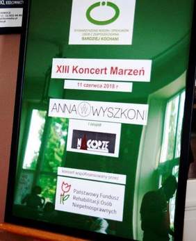 Pokaż zdjęcie: Stojak z informacją o koncercie