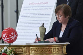 Pokaż zdjęcie: Prezes Teresa Hernik podpisuje deklarację poparcia Olimpiad Specjalnych /Fot. Adam Nurkiewicz/Olimpiady Specjalne Polska