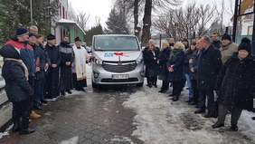 Pokaż zdjęcie: Poświęcenie mikrobusu dla ŚDS Bonifraterskiej Fundacji Dobroczynnej w Konarach