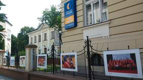 Wystawa plenerowa „Pragnę zwyciężać” przed budynkiem Polskiego Radia w Rzeszowie