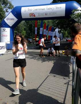 Paweł Rozmus na mecie 6. Biegu Charytatywnego Fundacji Tesco 